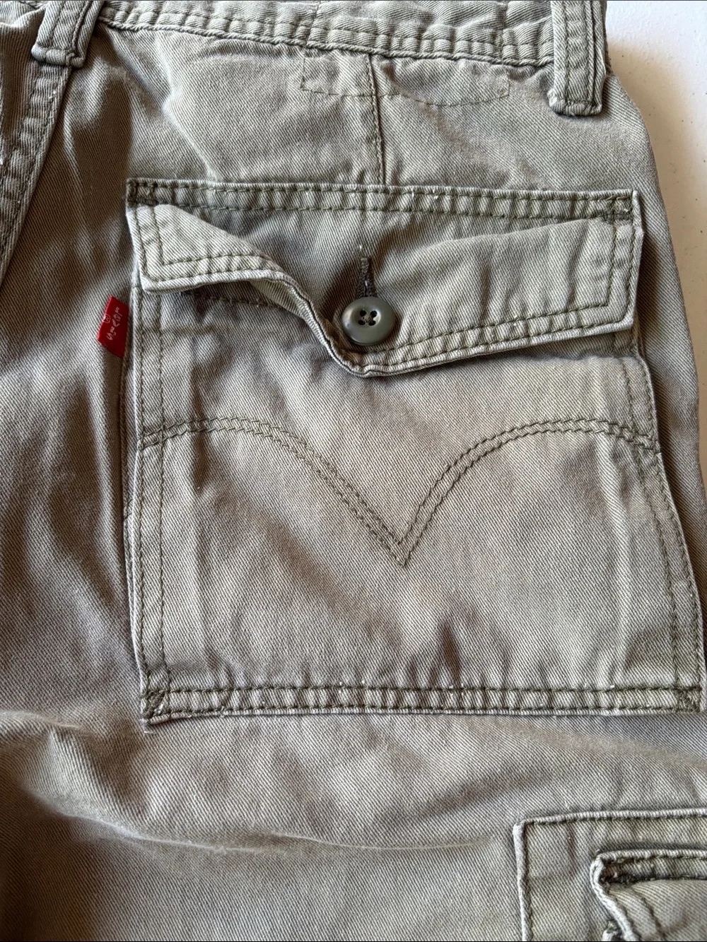 Levi’s Men's Cargo Shorts in Olive Green Size 33